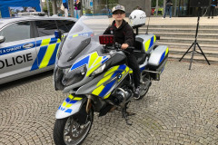 Chlapec na policejní motorce.