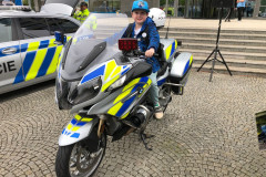 Chlapec na policejní motorce.