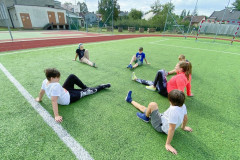 Třída se protahuje venku na hřišti.