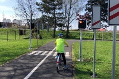 Chlapec na kole na dopravním hřišti.