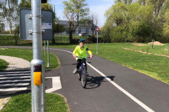 Chlapec na kole na dopravním hřišti.