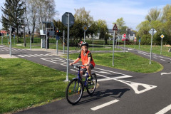 Chlapec na kole na dopravním hřišti.