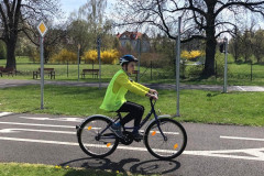 Chlapec na kole na dopravním hřišti.