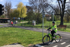 Chlapec na kole na dopravním hřišti.