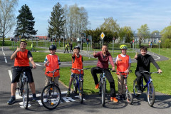 Třída na dopravním hřišti, společná fotka.