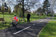 Chlapec na kole na dopravním hřišti.