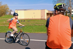 Chlapci na kolech na dopravním hřišti.