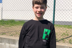 Chlapec s věnečkem z pampelišek.