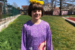 Dívka s věnečkem z pampelišek.