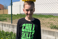 Chlapec s věnečkem z pampelišek.