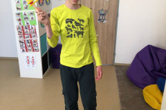 Chlapec s velikonoční hrkačkou.