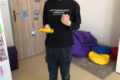 Chlapec s velikonoční hrkačkou.