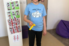 Dívka s velikonoční hrkačkou.