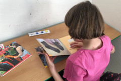 Dívka čte v lavici.