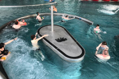 Třída na plavání v aquaparku.