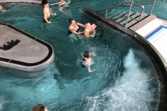 Třída na plavání v aquaparku.