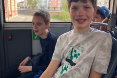 Žáci v městské hromadné dopravě.