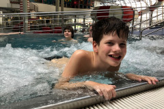 Chlapec v aquaparku.