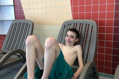 Chlapec v aquaparku na lehátku.