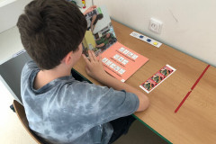 Chlapec čte v lavici.