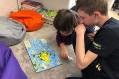 Žáci zkoumají zeměpisnou Albi knížku.