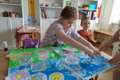 Žáci výtvarně tvoří.