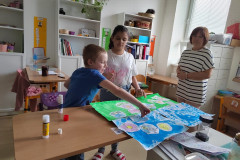 Žáci výtvarně tvoří.