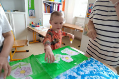 Žáci výtvarně tvoří.