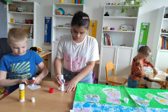 Žáci výtvarně tvoří.