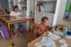 Žáci výtvarně tvoří.