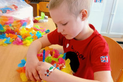 Chlapec výtvarně tvoří.