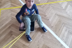 Chlapec a vozící desce v tělocvičně.