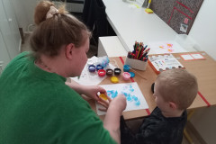 Chlapec s paní vychovatelkou výtvarně tvoří.