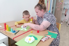Chlapec s paní vychovatelkou výtvarně tvoří.