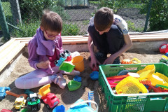 Žáci si hrají na pískovišti.