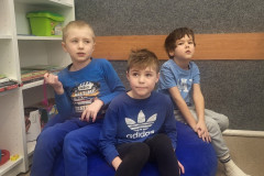 Žáci v modré barvě.