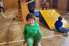 Závěrečný duhový den v tělocvičně.