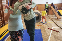 Chlapec na překážkové dráze.