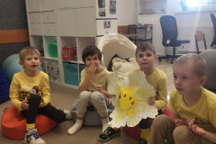 Žáci oblečení do žluté.