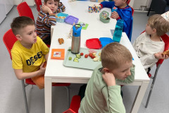 Přípravky na narozeninové svačině.