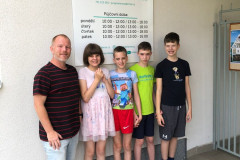 Třída u městské knihovny.