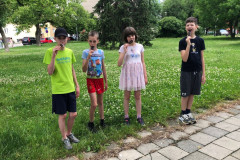Žáci s nanukem.