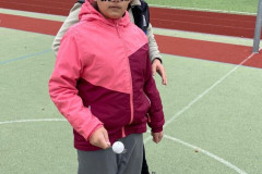 Dívka plní slalom s míčkem na lžíci.