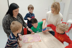 A nahoru dávají sýr.