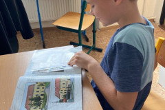 Chlapec si prohlíží knížku.