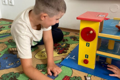 Chlapec při hře s autíčky.