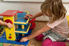 Dívka při hře s autíčky.