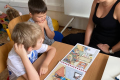 Žáci při učení s paní učitelkou.