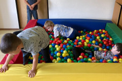 Chlapci v kuličkovém bazénku.