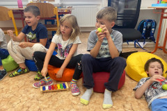 Třída při hudebce.